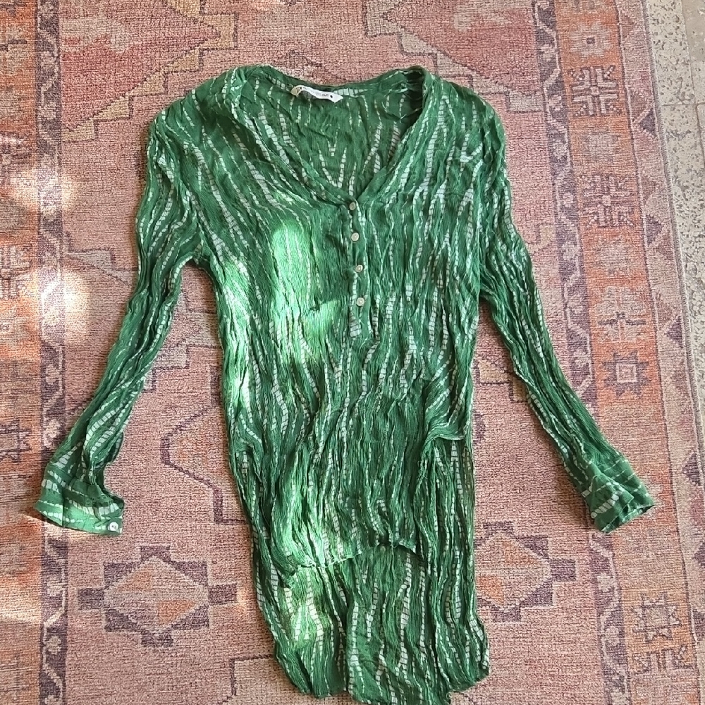 Zara Green Crinkled V-Neck Blouse perfect for beach cover up